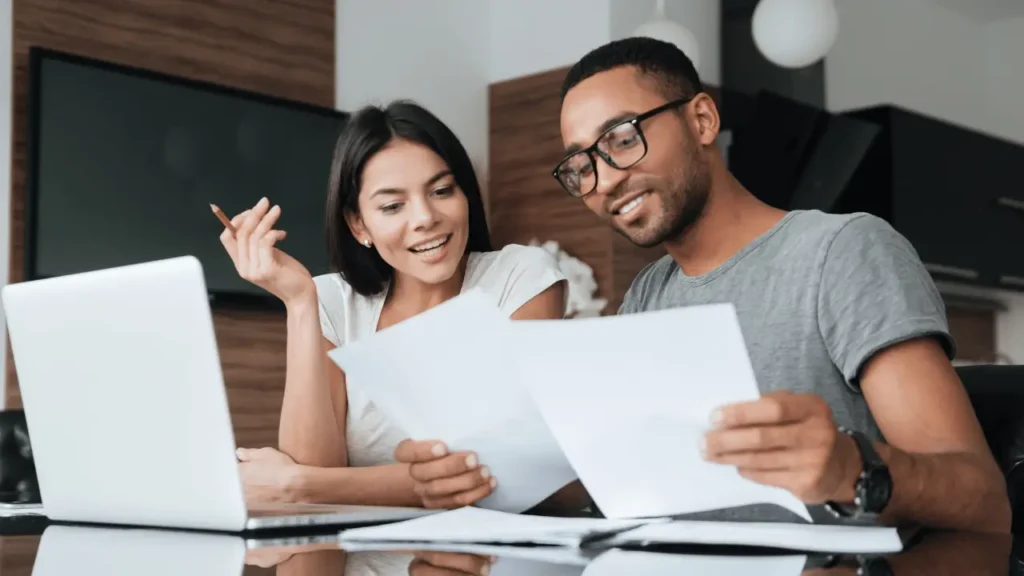 Casal feliz com financiamento imobiliário